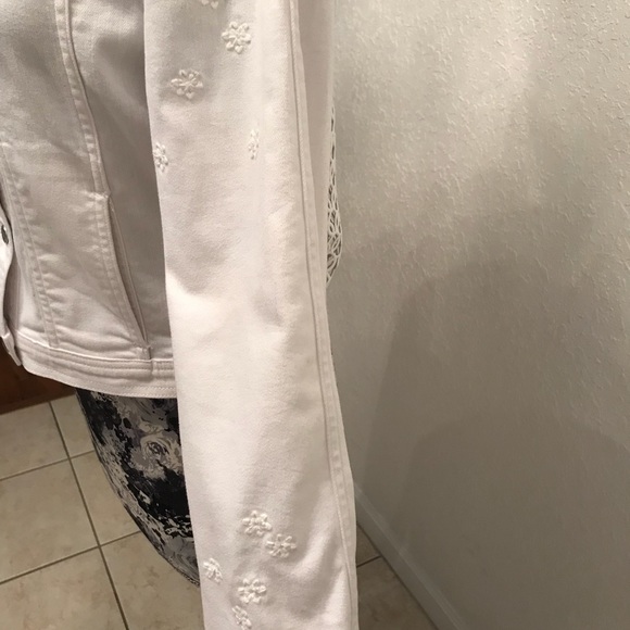 Ellie Tahari White Jean Jacket with appliqués - Picture 4 of 7
